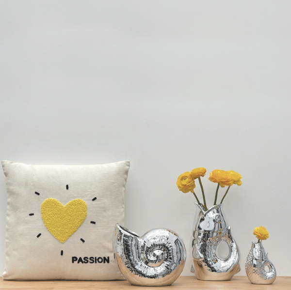 Coussin coeur jaune – Image 2